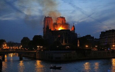 Základy katedrály Notre Dame se podařilo zachránit