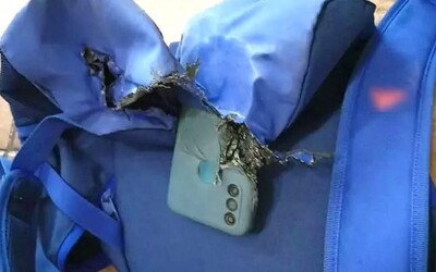 Žákovi v tašce explodoval mobil. Výbuch byl tak silný, že batoh vymrštil do vzduchu