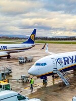 Zamestnanci Ryanairu zarábajú na tvojej nadrozmernej batožine. Ich bonus sa môže vyšplhať až na 80 eur