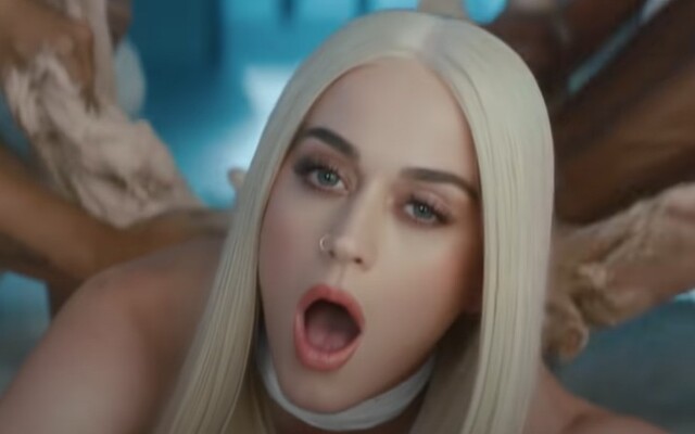 Zamotají ti hlavu, vyděsí tě, pobouří i ohromí. Toto je 15 nejbizarnějších videoklipů