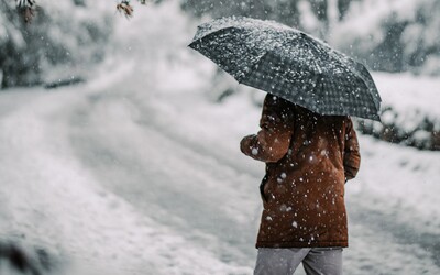 Západ Slovenska čaká snehová kalamita. Meteorológovia vydali výstrahu 2. stupňa pred snežením