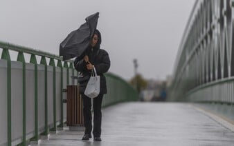Západné Slovensko potrápi silný vietor. Náraz vetra môže dosiahnuť 70 km/h, hrozia aj povodne