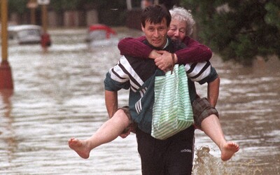 Záplavy v roce 2002 způsobila dvojice extrémních dešťů. Toto spojení bylo ojedinělé, míní vědci