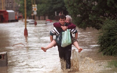 Záplavy v roce 2002 způsobila dvojice extrémních dešťů. Toto spojení bylo ojedinělé, míní vědci