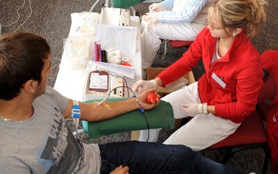Zásoby jednej krvnej skupiny sa míňajú rýchlym tempom. Národná transfúzna služba vyzýva ľudí na pomoc