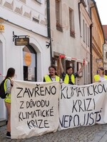 Zastavme špinavé prachy: Klimatičtí aktivisté protestují před pojišťovnami po celém Česku