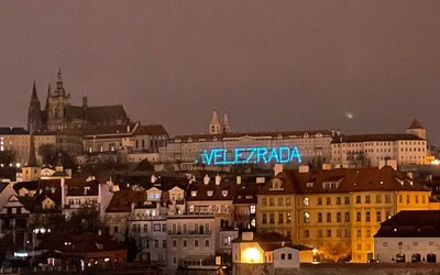 Zastavme velezradu: Na Pražském hradě se v noci objevil nápis „velezrada“. Zeman je prý agentem nepřátelské země