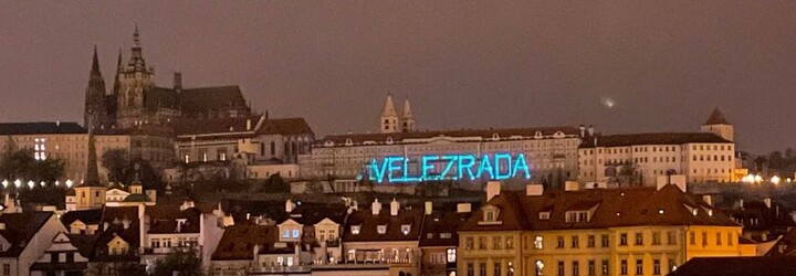 Zastavme velezradu: Na Pražském hradě se v noci objevil nápis „velezrada“. Zeman je prý agentem nepřátelské země