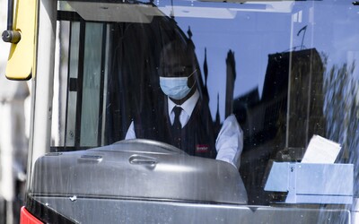 Zatkli mladíka, který v době pandemie koronaviru plivl na šoféra autobusu. Rozzlobilo ho, že nemůže zaplatit kartou