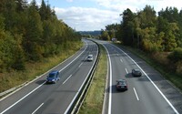 Zavedení rychlostního limitu na německých dálnicích by omezilo emise uhlíku a přineslo miliardu eur do státní kasy
