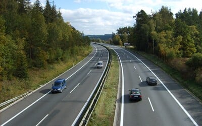 Zavedení rychlostního limitu na německých dálnicích by omezilo emise uhlíku a přineslo miliardu eur do státní kasy