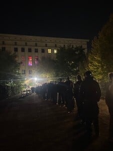 Zažili sme selekciu pri vstupe do berlínskeho technoklubu Berghain: Potkany aj ľudia v latexe a obojkoch sú súčasťou (Reportáž)