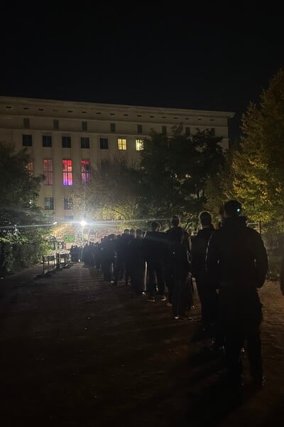 Zažili sme selekciu pri vstupe do berlínskeho technoklubu Berghain: Potkany aj ľudia v latexe a obojkoch sú súčasťou (Reportáž)