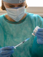 Zdravotní sestra v Německu podala 8 600 lidem místo vakcíny fyziologický roztok. Sdílela antivakcinační názory