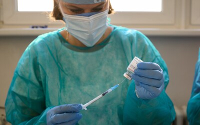 Zdravotná sestra v Nemecku podala 8 600 ľudom miesto vakcíny fyziologický roztok. Neskrývala antivakcinačné názory.