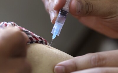 Zdravotní sestra ve Španělsku měla očkování dětí jen předstírat, čelí žalobě desítek rodin