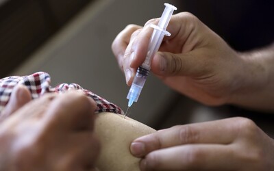 Zdravotní sestra ve Španělsku měla očkování dětí jen předstírat, čelí žalobě desítek rodin