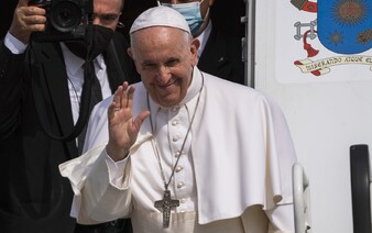Zdravotný stav pápeža Františka sa zlepšuje. Tradičnú modlitbu však viesť nebude, zostáva hospitalizovaný