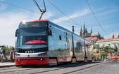 Ze 130 klimatizovaných tramvají jich o víkendu jezdilo po Praze jen 32. Dopravní podnik prý nechtěl utrácet