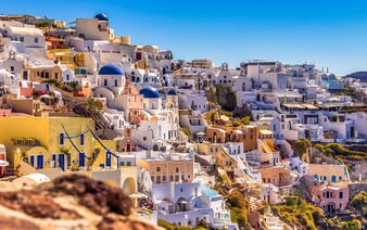 Ze Santorini prchají tisíce lidí, trajekty jsou vyprodané. Země se otřásá každých 10 minut