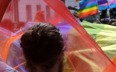Že po Praze duhové vlajky na Pride nebudou? Tak to tedy ne, rozhodli se umělci a aktivisté 