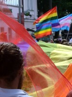 Že po Praze duhové vlajky na Pride nebudou? Tak to tedy ne, rozhodli se umělci a aktivisté 