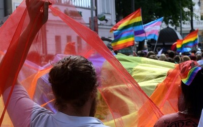 Že po Praze duhové vlajky na Pride nebudou? Tak to tedy ne, rozhodli se umělci a aktivisté 