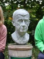 Zelení věnovali Babišovi rok od otravy Bečvy bustu s nápisem „Ryba smrdí od hlavy“. Má symbolizovat neschopnost vlády