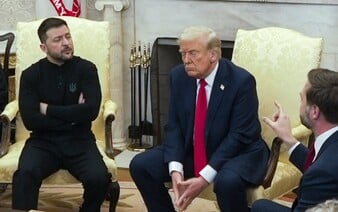 Zelenskyj na stretnutie s Trumpom prišiel v nohaviciach a tričku. Biely dom mu radil oblek, vraj by rokovania dopadli lepšie