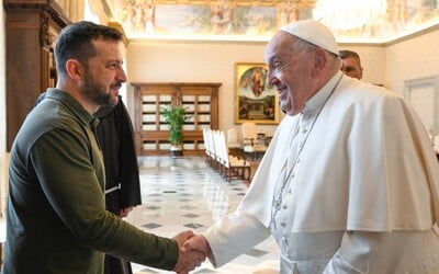 Zelenskyj sa dnes stretol s pápežom. Podaroval mu obraz inšpirovaný vraždením civilistov v Buči