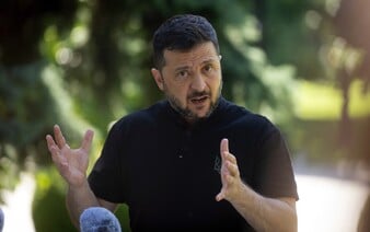 Zelenskyj varuje: Rusko shromažďuje na východě Ukrajiny 100 tisíc vojáků
