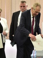 Zeman se na veřejnosti neobjeví, volební urnu přivezou prezidentovi do Lán