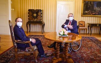 Zeman se nechal poprvé vyfotit na vozíku. Přijal na něm i nového slovenského premiéra