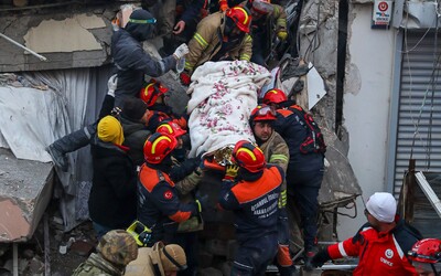 Zemětřesení v Turecku: Mrtvé už nemají kam pohřbívat a přeživší ohrožují mrazy. Turecká vláda čelí kritice