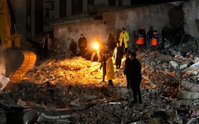 Zemětřesení v Turecku a Sýrii si vyžádalo přes 8 tisíc obětí. Erdogan vyhlásil výjimečný stav