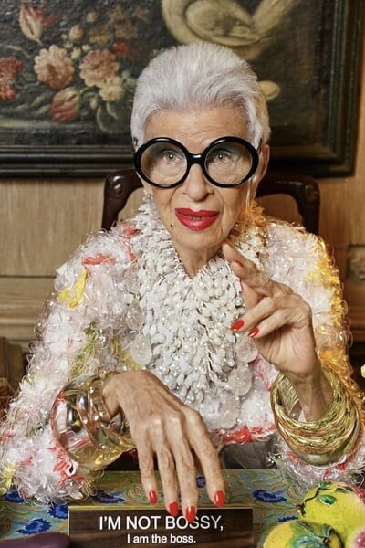 Zemřela americká návrhářka a módní ikona Iris Apfel, bylo jí 102 let. Proslavila se extravagantním lookem