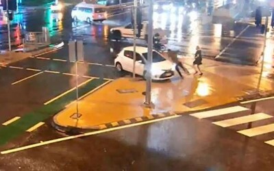 Žena autem srazila kamaráda, který na Instagram přidal video, jež ji zachycuje v trapné situaci