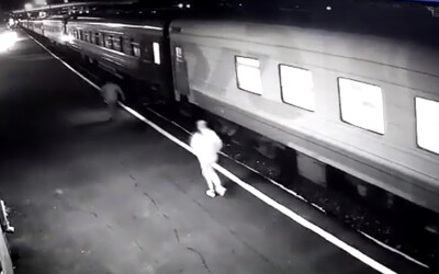 Žena chcela nastúpiť na rozbehnutý vlak, skončila na koľajniciach a súprava jej rozmliaždila nohu. Situáciu zachytila kamera