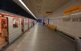 Žena dobíhala v Praze metro. Psa na vodítku nechala za zavřenými dveřmi a vlak ho zabil