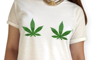 Žena dostala pokutu skoro 700 €, pretože v Chorvátsku nosila tričko s marihuanou