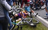 Žena, která způsobila hromadný pád závodníků na Tour de France, zaplatí pokutu 1 euro