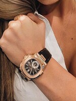 Žena našla ve starém gauči pravé Rolex hodinky v hodnotě 5,9 milionu korun. Kus nábytku přitom koupila za pár drobných