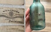 Žena počas prechádzky natrafila na takmer 150-ročnú fľašu s odkazom. Trvalo jej 2 dni, kým ho rozlúštila