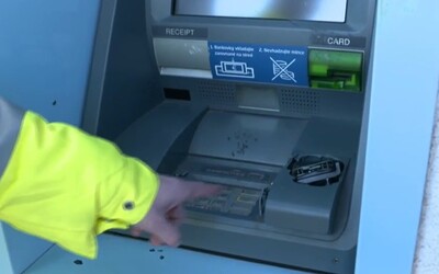 Žena pri Liptovskom Mikuláši rozbila bankomat kameňom, lebo nemala kartu. Pre policajtov mala bizarné vysvetlenie svojho činu