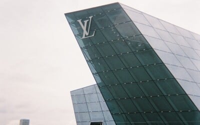 Žena sa pomstila zamestnancom Louis Vuitton za arogantné správanie. Hodiny ich nechala počítať bankovky a napokon odišla