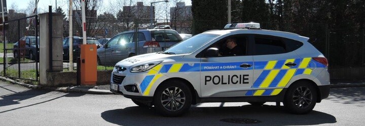 Žena se v Plzni svlékla do naha a agresivně útočila na policejní hlídku
