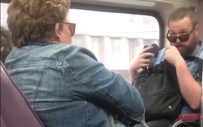 Žena v australském metru úmyslně kašlala přímo na muže, který seděl naproti ní