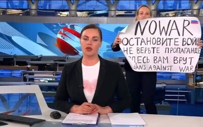 Žena vběhla do vysílání ruské televize s transparentem „stop válce“. „Dřív jsem také dělala propagandu, stydím se za to,“ řekla