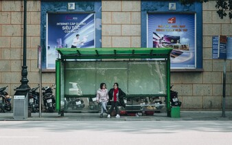 Žena z Česka porodila na autobusovej zastávke. Priamo pred ľuďmi si vraj odtrhla pupočnú šnúru