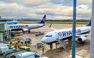 Žena zemřela, protože cestující při nástupu spěchali do letadla Ryanairu